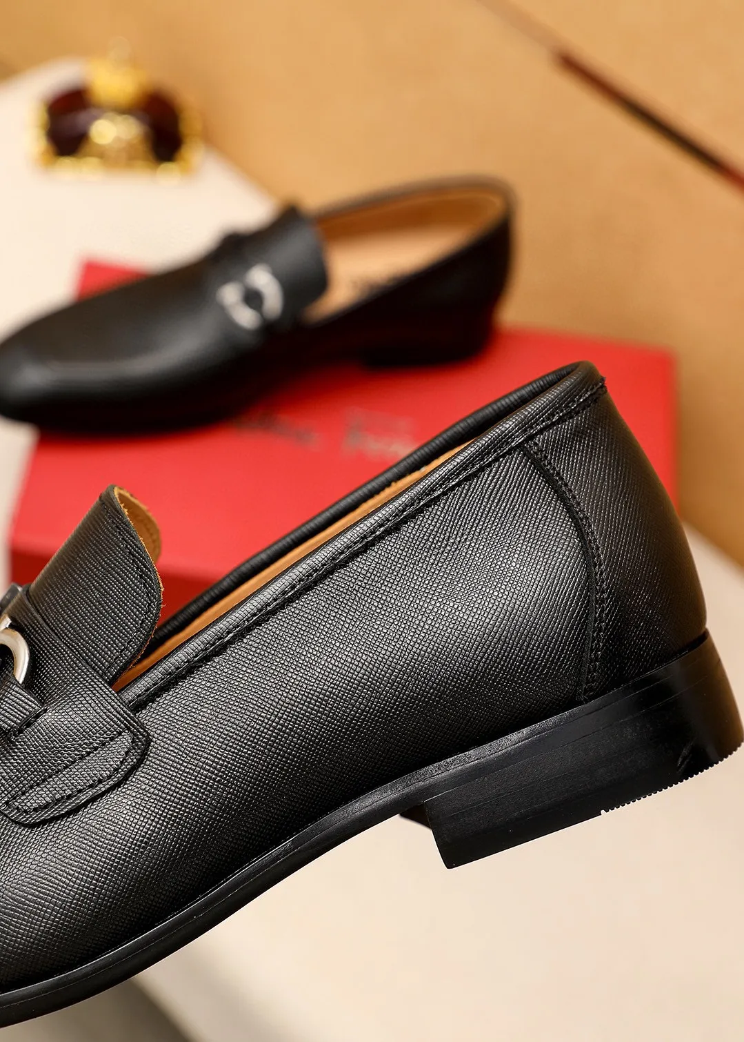 Men's shoes 💰442 💐 Product trademark: Ferragamo "Ferragamo" casual leather shoes Regular size: 38-44 (45.46🉑️customized) Product materials: Selected imported first-layer cross-grain cowhide upper + original hardware buckle, imported water-dyed cow leather lining. Strong three-dimensional visual effect, combined outsole Color: 1⃣️color optional
